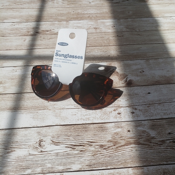 Old Navy Tortoiseshell Sunglasses - Picture 2 of 2